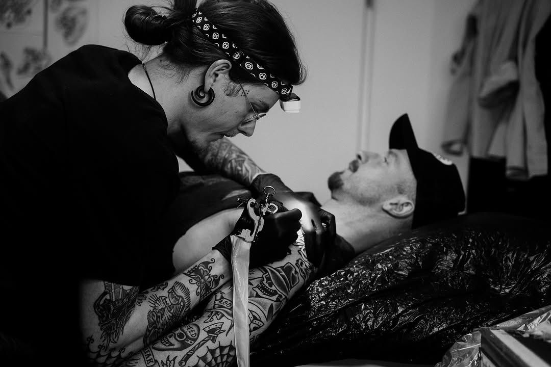 Nico bei der Arbeit - Oldschool Tätowierer Regensburg